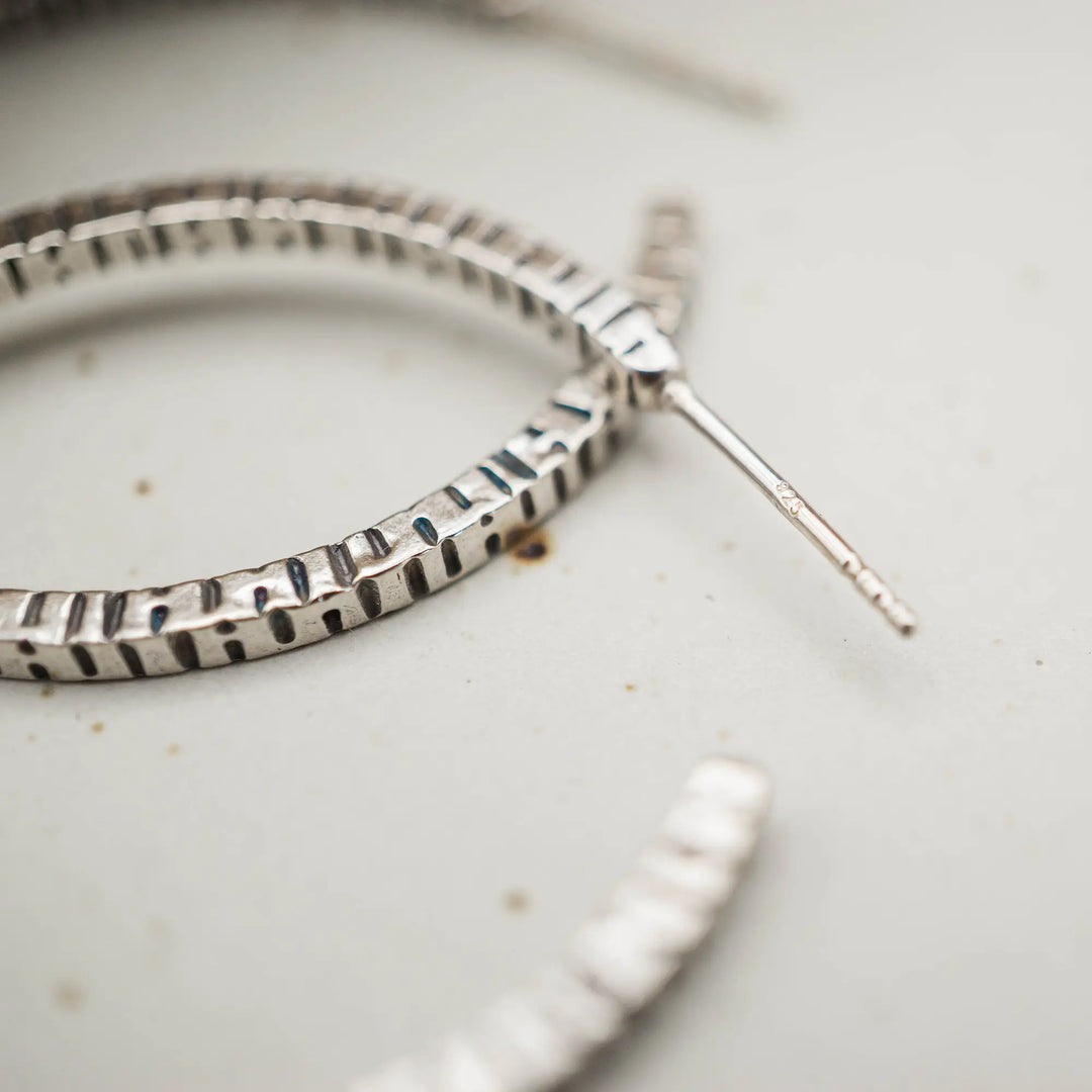 Creolen aus Silber 925. Die mittelgroßen Ohrring Creolen aus Silber sind handefertigt mit organischer Textur. Zeitlos, vielseitig, passt zu allem - echte Silberschmiede Arbeit.