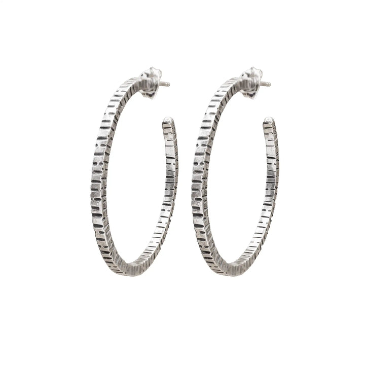 Creolen aus Silber 925. Die mittelgroßen Ohrring Creolen aus Silber sind handefertigt mit organischer Textur. Zeitlos, vielseitig, passt zu allem - echte Silberschmiede Arbeit.