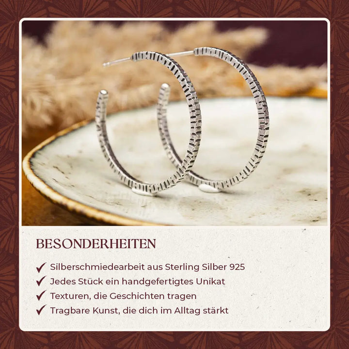 Creolen aus Silber 925. Die mittelgroßen Ohrring Creolen aus Silber sind handefertigt mit organischer Textur. Zeitlos, vielseitig, passt zu allem - echte Silberschmiede Arbeit.