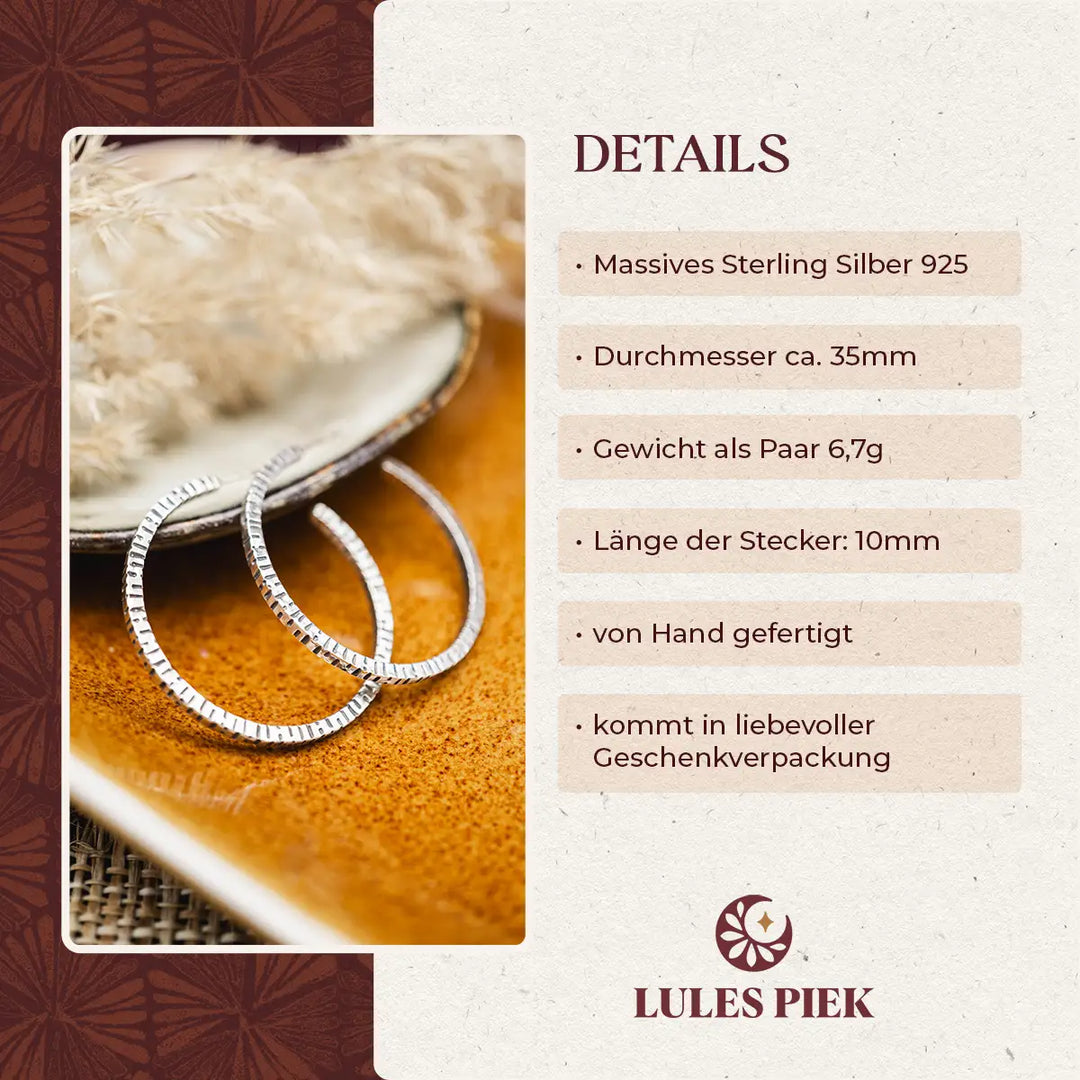 Creolen aus Silber 925. Die mittelgroßen Ohrring Creolen aus Silber sind handefertigt mit organischer Textur. Zeitlos, vielseitig, passt zu allem - echte Silberschmiede Arbeit.