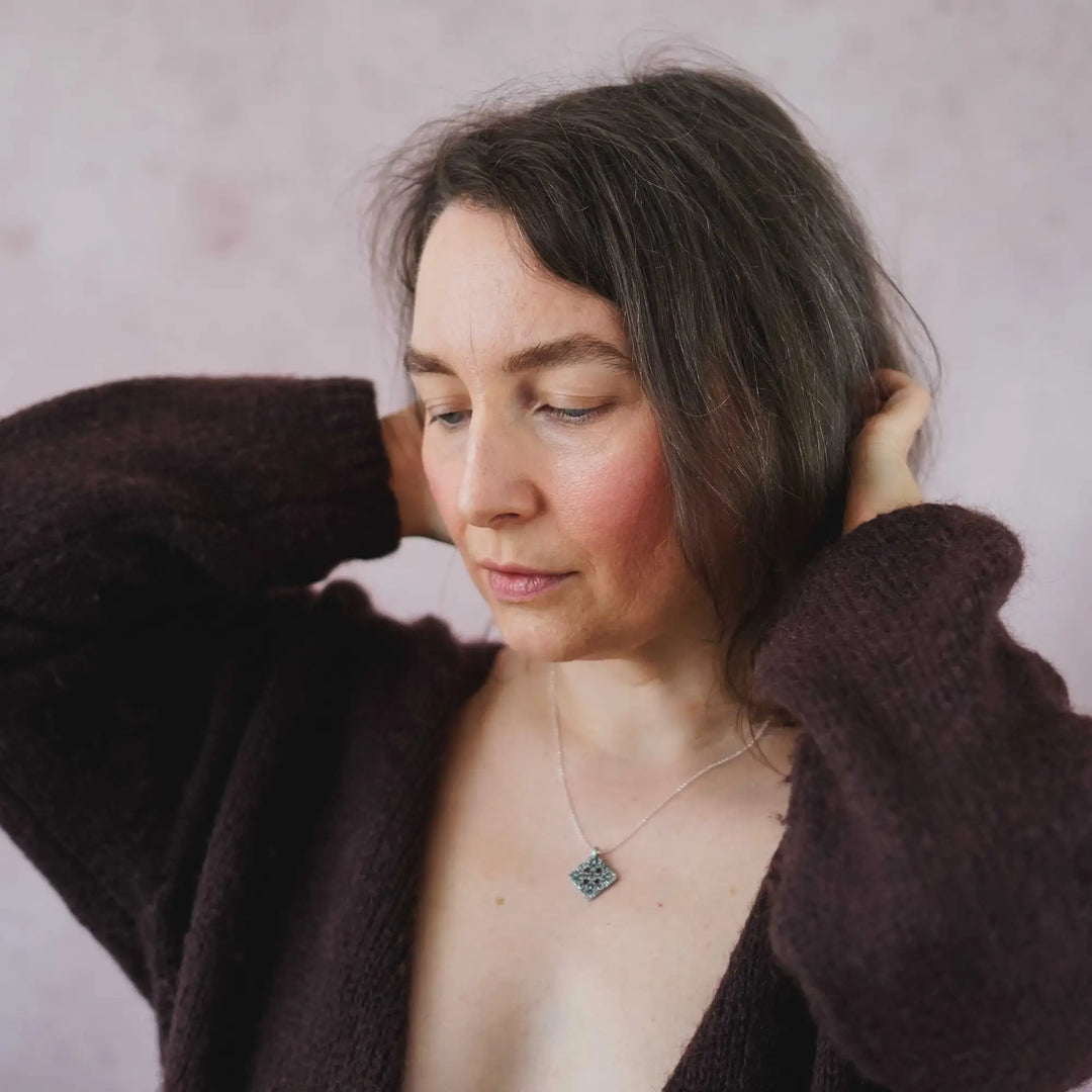 Freundschaftskette und Mutter-Tochter-Kette aus Silber 925 mit eckigem Knopf Anhänger, floral verziert. Die Knopf Kette steht für Zusammenhalt.