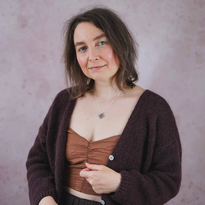 Freundschaftskette und Mutter-Tochter-Kette aus Silber 925 mit eckigem Knopf Anhänger, floral verziert. Die Knopf Kette steht für Zusammenhalt.