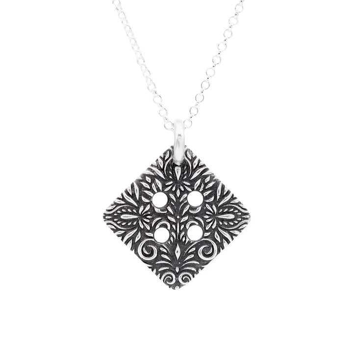 Freundschaftskette aus Silber 925 mit einem Knopf Anhänger an einer Kette. Der Knopf Anhänger ist eckig und mit einem floralen Muster versehen. Der eckige Knopf steht für Zusammenhalt, auch wenn nicht immer alles ganz "rund" läuft.