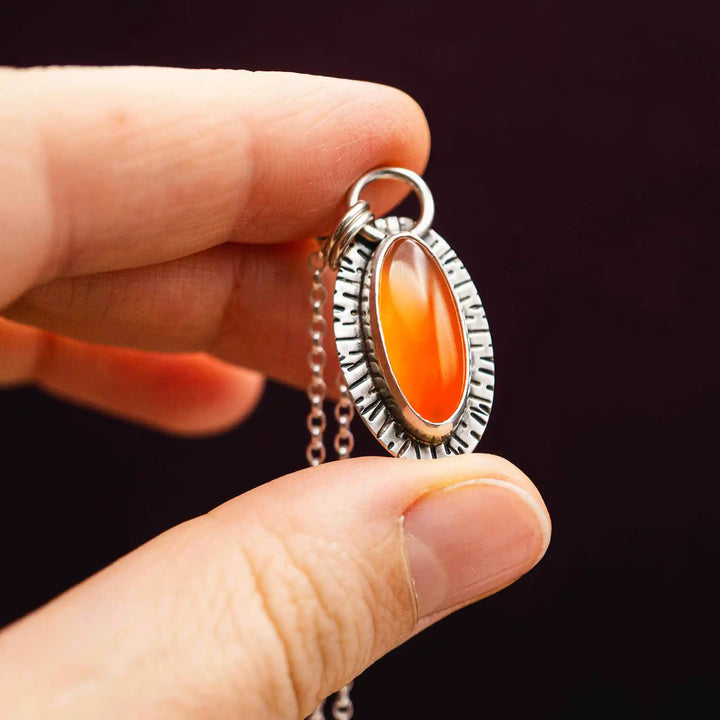 Kleine Karneol-Kette aus Sterling Silber 925 in der Hand gehalten.