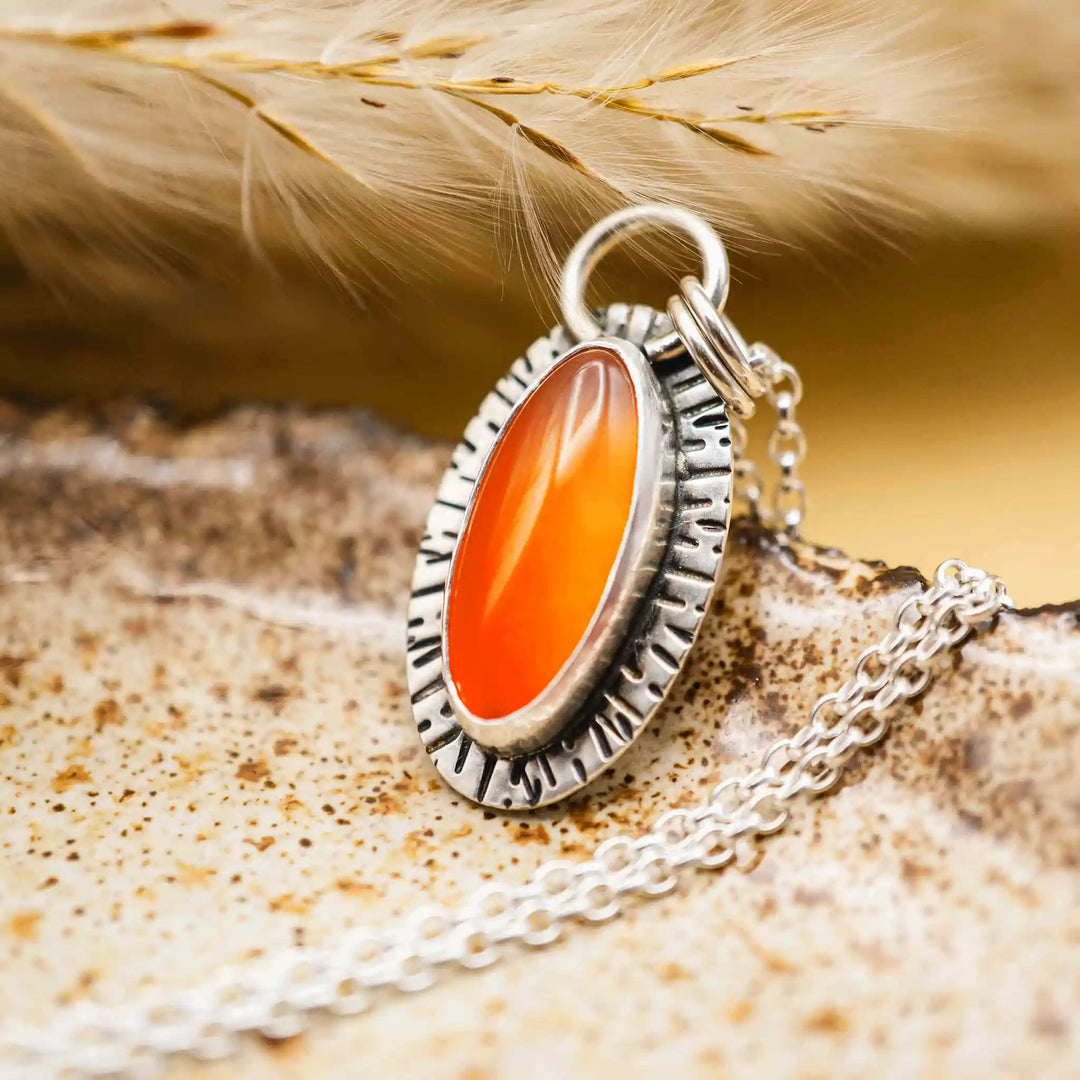 Verschluss und Kette einer handgemachten Karneol-Kette aus Silber 925 in Nahaufnahme auf hellem Untergrund.