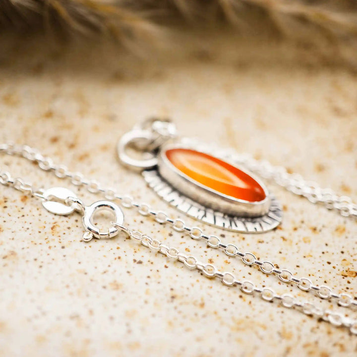 Handgefertigte Karneol-Halskette aus Sterling Silber 925 mit leuchtendem orangefarbenem Stein und feinen Strukturen.