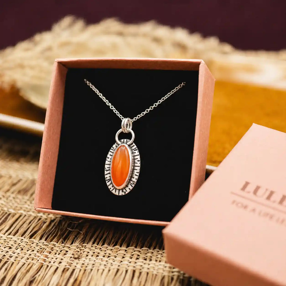 Ovale Karneol-Kette aus Sterling Silber 925 in stilvoller Geschenkbox mit warm orangefarbenem Edelstein und handgefertigtem Anhänger.