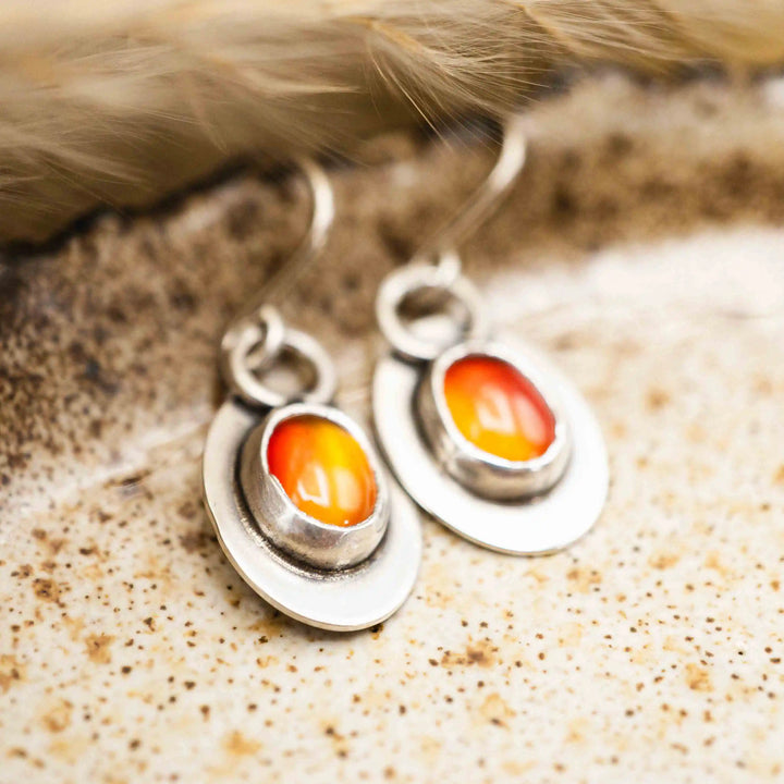 Kleine, leichte Ohrhänger aus Silber 925 mit warm leuchtendem Karneol