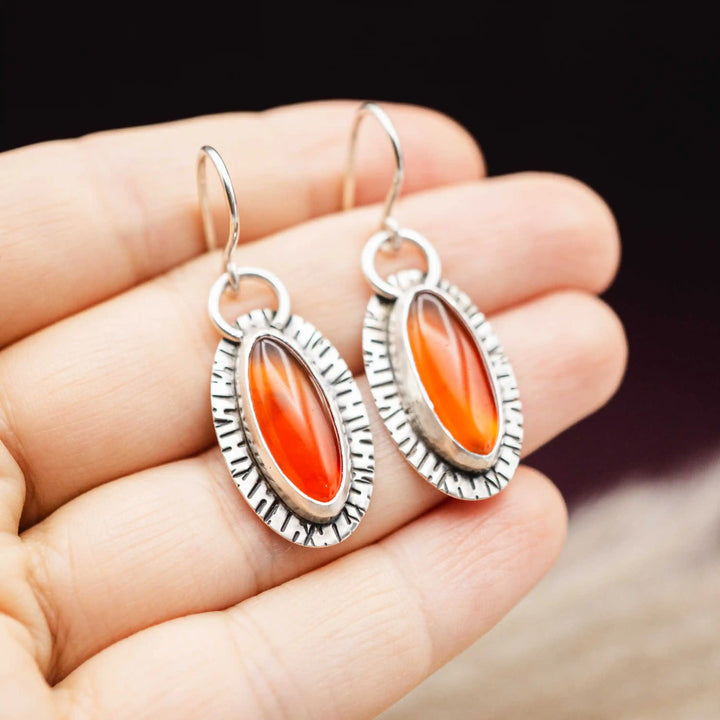 Karneol Ohrringe mit warmem orange-rotem Farbspiel und handpunzierten Verzierungen aus Silber