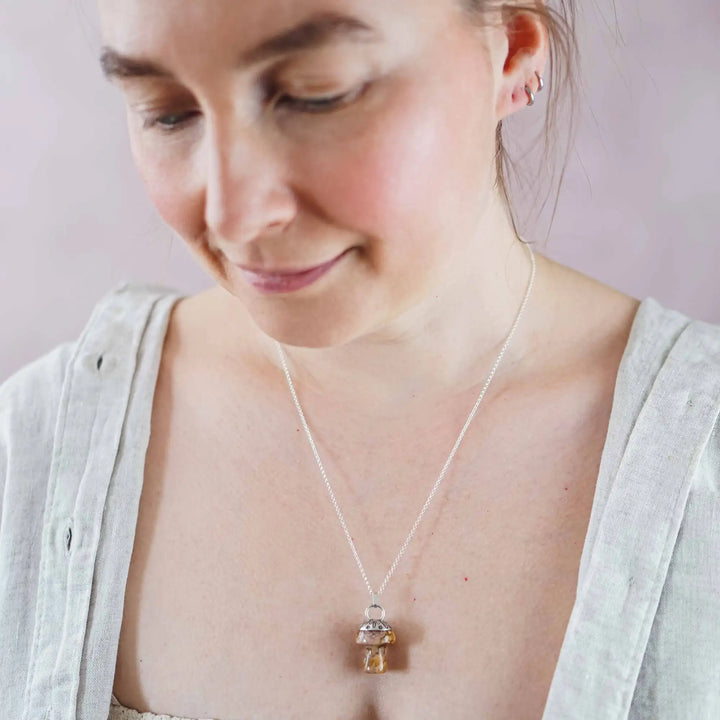 Kette mit Pilz aus Silber 925. Der Pilz ist ein Jaspis Edelstein in Rosa und Gelb gefleckt.