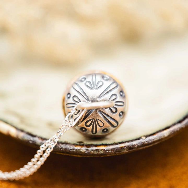 Kette mit Pilz aus Silber 925. Der Pilz ist ein Jaspis Edelstein in Rosa und Gelb gefleckt. Die Naturstein Kette mit Silberkappe ist eine Silberschmiedearbeit.