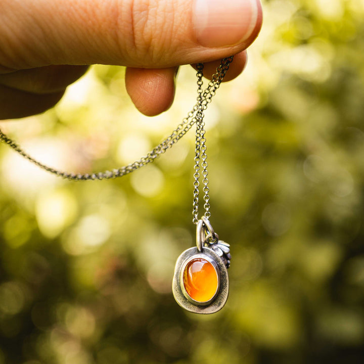 Kette aus Silber 925 mit Karneol & Tannenzapfen Charm Anhänger. Die zarte Silberkette mit kleinem Tannenzapfen Anhänger und rotem Karneol, eingefasst in Sterling Silber 925, ist besonderer handgefertigter Silberschmuck für die goldene Jahreszeit. Ein einzigartiges Geschenk für die Frau, die Waldspaziergänge und Natur liebt.