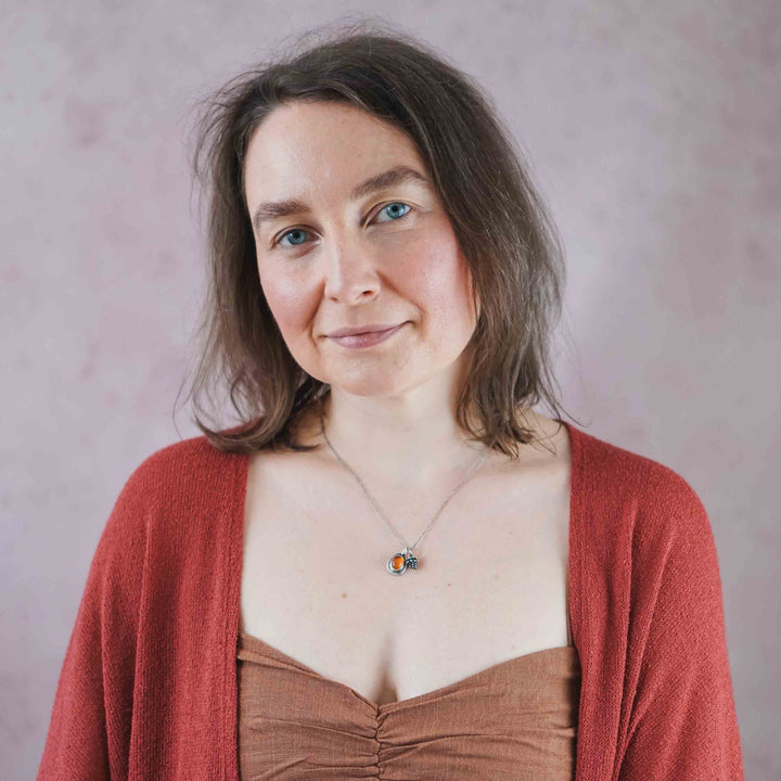 Kette aus Silber 925 mit Karneol & Tannenzapfen Charm Anhänger. Die zarte Silberkette mit kleinem Tannenzapfen Anhänger und rotem Karneol, eingefasst in Sterling Silber 925, ist besonderer handgefertigter Silberschmuck für die goldene Jahreszeit. Ein einzigartiges Geschenk für die Frau, die Waldspaziergänge und Natur liebt.