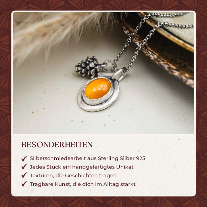 Kette aus Silber 925 mit Karneol & Tannenzapfen Charm Anhänger. Die zarte Silberkette mit kleinem Tannenzapfen Anhänger und rotem Karneol, eingefasst in Sterling Silber 925, ist besonderer handgefertigter Silberschmuck für die goldene Jahreszeit. Ein einzigartiges Geschenk für die Frau, die Waldspaziergänge und Natur liebt.