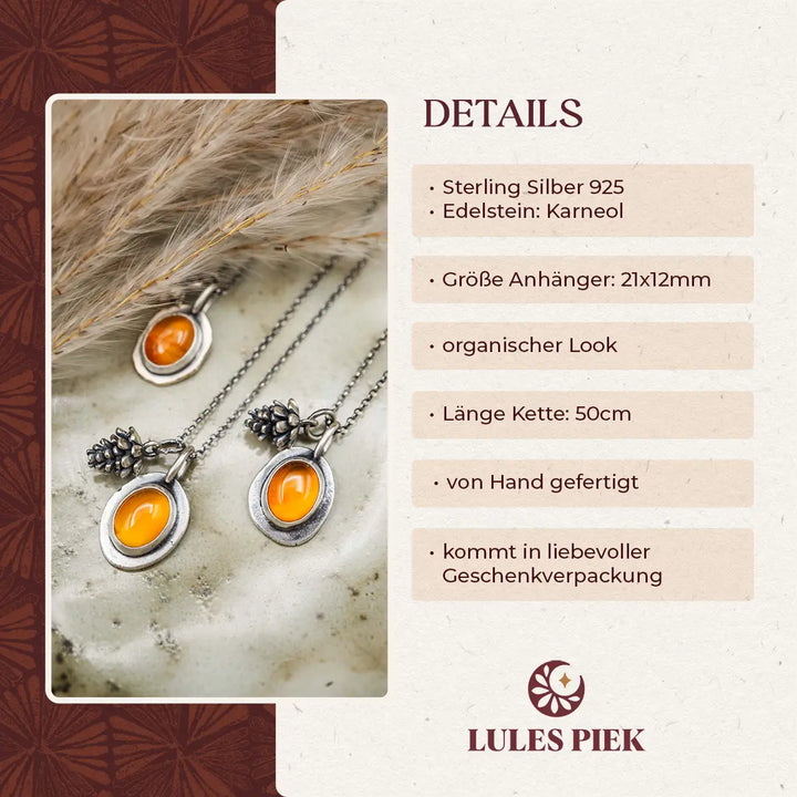 Kette aus Silber 925 mit Karneol & Tannenzapfen Charm Anhänger. Die zarte Silberkette mit kleinem Tannenzapfen Anhänger und rotem Karneol, eingefasst in Sterling Silber 925, ist besonderer handgefertigter Silberschmuck für die goldene Jahreszeit. Ein einzigartiges Geschenk für die Frau, die Waldspaziergänge und Natur liebt.