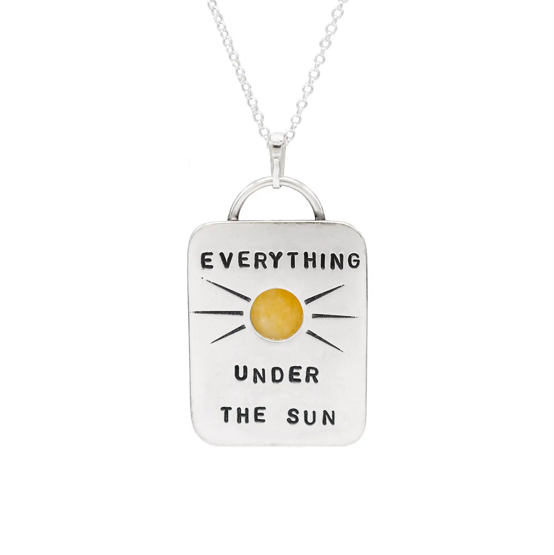 Kette aus Sterling Silber 925 mit gelbem Achat. Die handgefertigte Silberkette ist rechteckig und mit einer goldenen Sonne aus Messing versehen. In der Mitte der Sonne sitzt eingefasst in silberne Spitze, ein gelber Achat (Aventurin).
Auf der Rückseite des handgefertigten Silberschmucks ist zur Motivation eingraviert: "Alles unter der Sonne", um uns auch in schweren Zeiten zu erinnern, wie wertvoll das Leben ist.