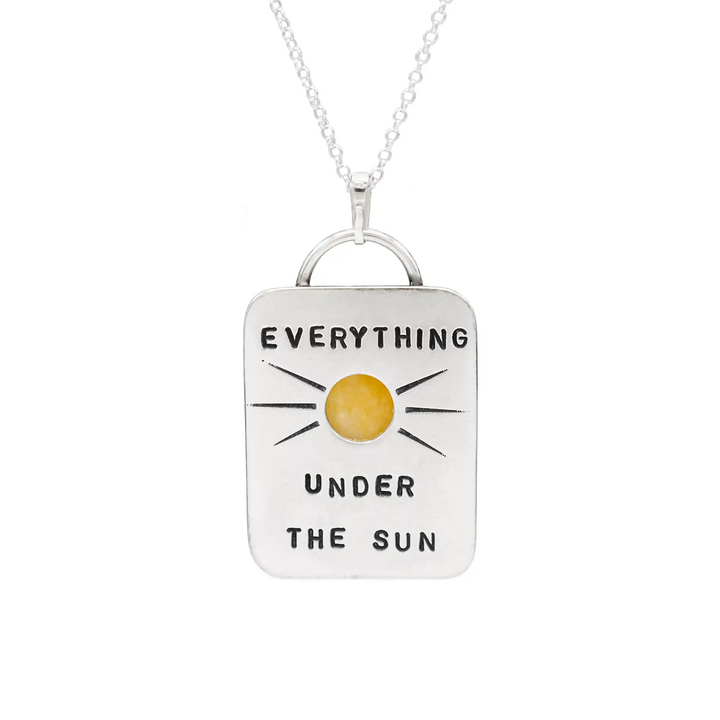 Kette aus Sterling Silber 925 mit gelbem Achat. Die handgefertigte Silberkette ist rechteckig und mit einer goldenen Sonne aus Messing versehen. In der Mitte der Sonne sitzt eingefasst in silberne Spitze, ein gelber Achat (Aventurin).
Auf der Rückseite des handgefertigten Silberschmucks ist zur Motivation eingraviert: "Alles unter der Sonne", um uns auch in schweren Zeiten zu erinnern, wie wertvoll das Leben ist.