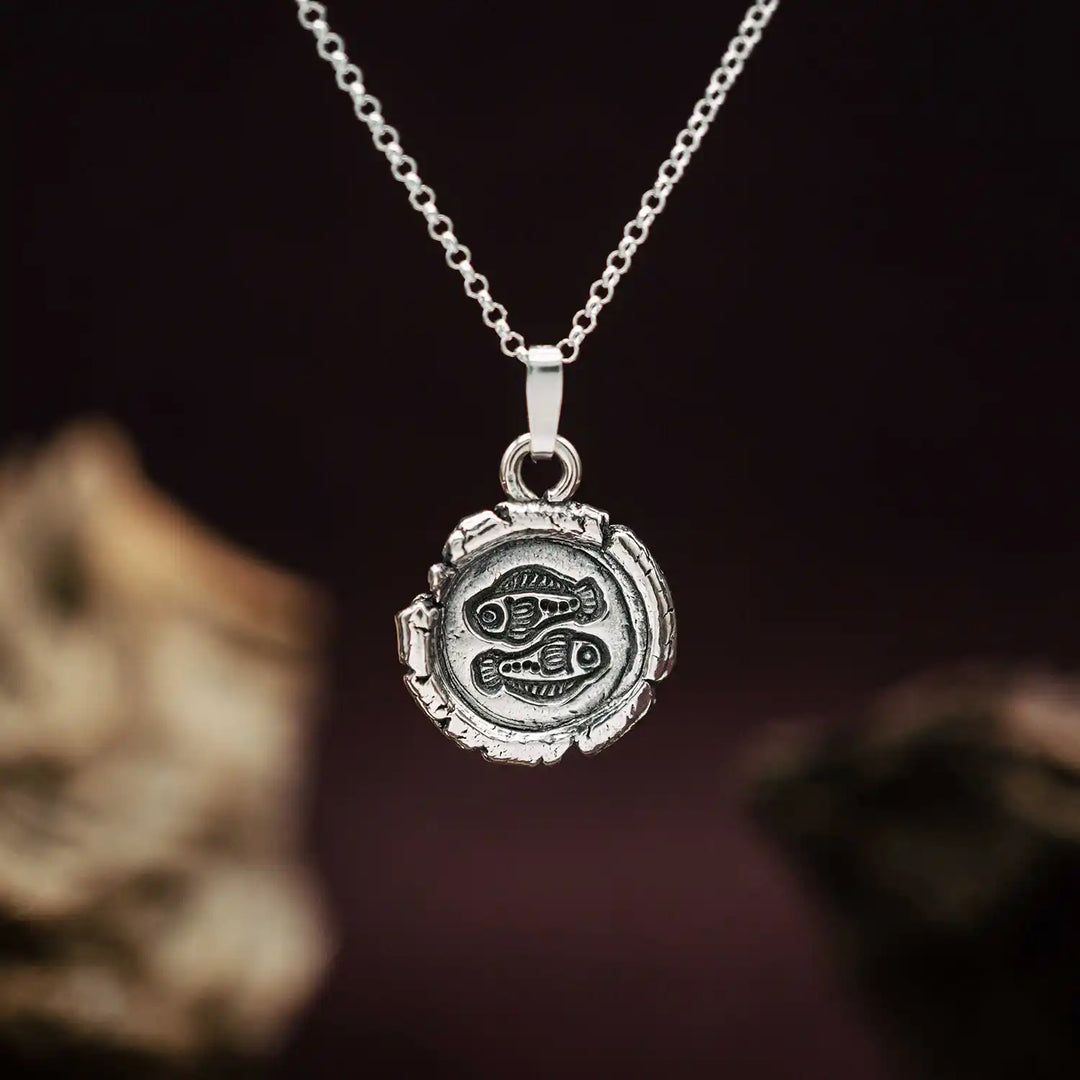Handgemachte Silberschmuck Kette mit Sternzeichen Fische aus Sterling Silber 925. Der organische Sternzeichen Anhänger hat die Form einer Münz-Kette im rustikalen Wachssiegel-Look und hängt an einer zarten echt Silber Kette. 