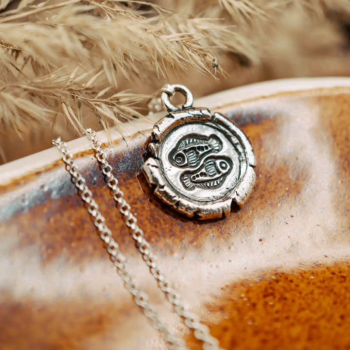 Handgemachte Silberschmuck Kette mit Sternzeichen Fische aus Sterling Silber 925. Der organische Sternzeichen Anhänger hat die Form einer Münz-Kette im rustikalen Wachssiegel-Look und hängt an einer zarten echt Silber Kette. 