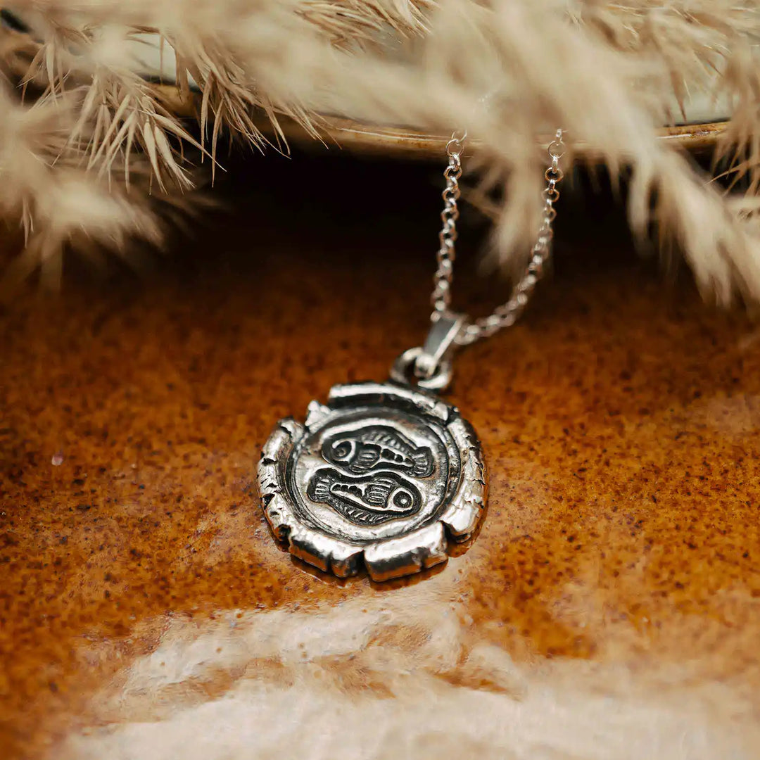Handgemachte Silberschmuck Kette mit Sternzeichen Fische aus Sterling Silber 925. Der organische Sternzeichen Anhänger hat die Form einer Münz-Kette im rustikalen Wachssiegel-Look und hängt an einer zarten echt Silber Kette. 