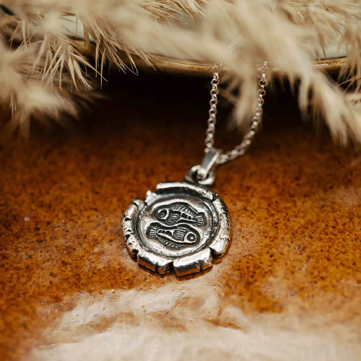 Handgemachte Silberschmuck Kette mit Sternzeichen Fische aus Sterling Silber 925. Der organische Sternzeichen Anhänger hat die Form einer Münz-Kette im rustikalen Wachssiegel-Look und hängt an einer zarten echt Silber Kette. 