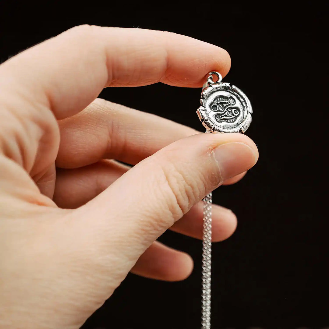 Handgemachte Silberschmuck Kette mit Sternzeichen Fische aus Sterling Silber 925. Der organische Sternzeichen Anhänger hat die Form einer Münz-Kette im rustikalen Wachssiegel-Look und hängt an einer zarten echt Silber Kette. 