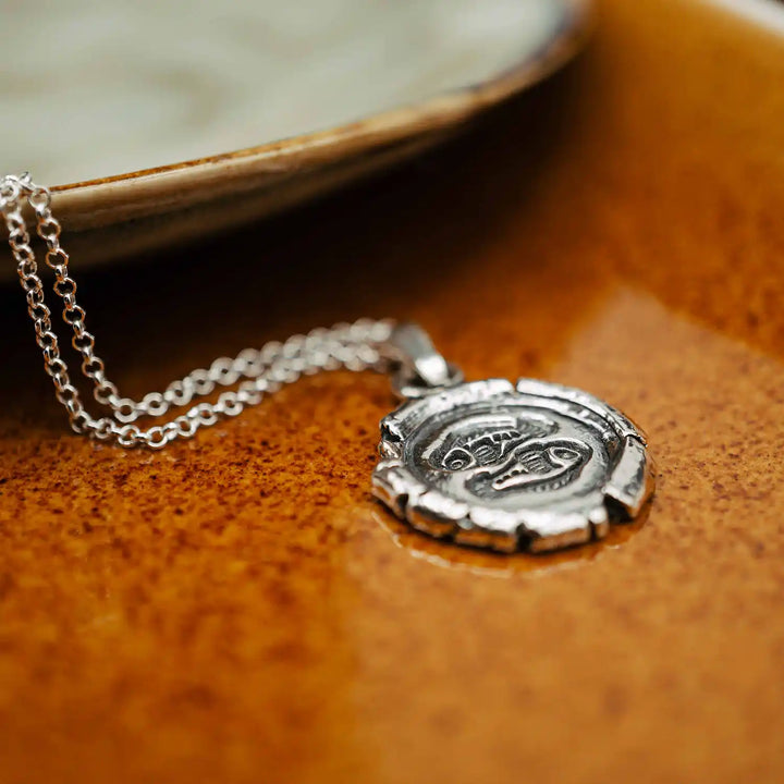 Handgemachte Silberschmuck Kette mit Sternzeichen Fische aus Sterling Silber 925. Der organische Sternzeichen Anhänger hat die Form einer Münz-Kette im rustikalen Wachssiegel-Look und hängt an einer zarten echt Silber Kette. 