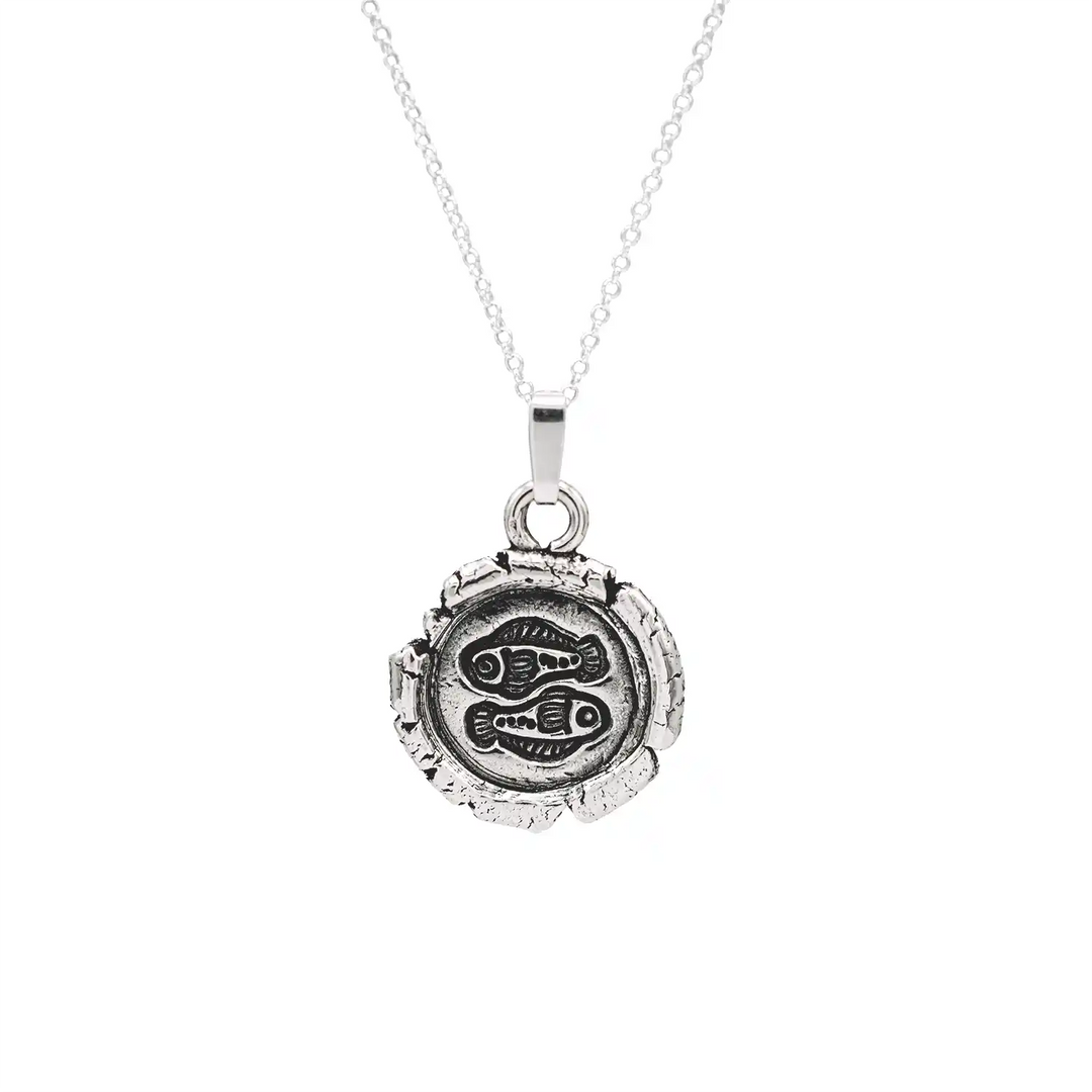 Handgemachte Silberschmuck Kette mit Sternzeichen Fische aus Sterling Silber 925. Der organische Sternzeichen Anhänger hat die Form einer Münz-Kette im rustikalen Wachssiegel-Look und hängt an einer zarten echt Silber Kette. 