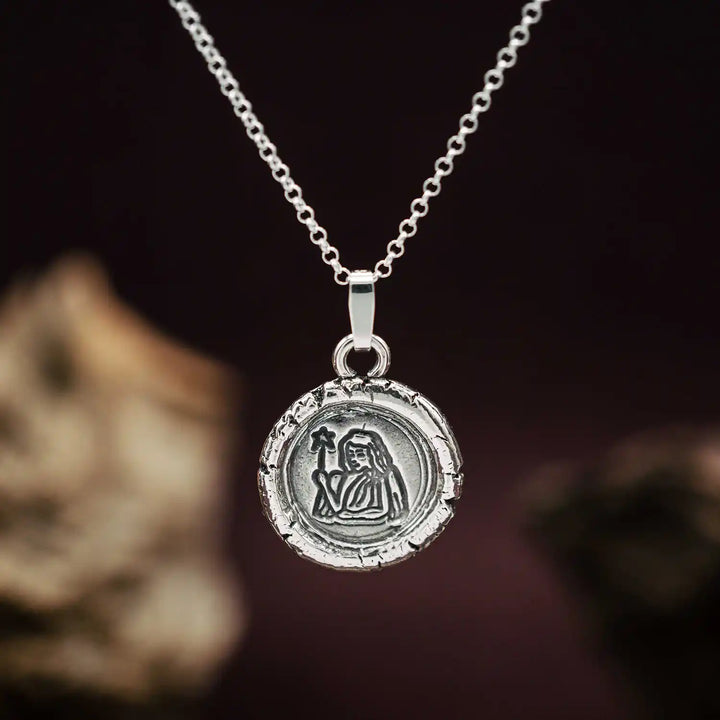 Kette mit Sternzeichen Jungfrau aus Sterling Silber 925. Der organische Sternzeichen Anhänger hat die Form einer Münz-Kette im rustikalen Wachssiegel-Look und hängt an einer zarten echt Silber Kette. 
