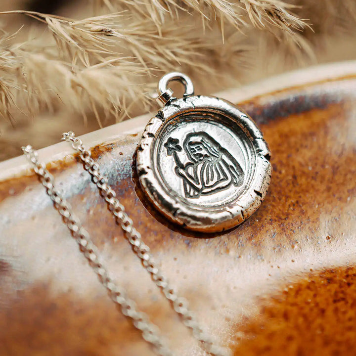 Kette mit Sternzeichen Jungfrau aus Sterling Silber 925. Der organische Sternzeichen Anhänger hat die Form einer Münz-Kette im rustikalen Wachssiegel-Look und hängt an einer zarten echt Silber Kette. 