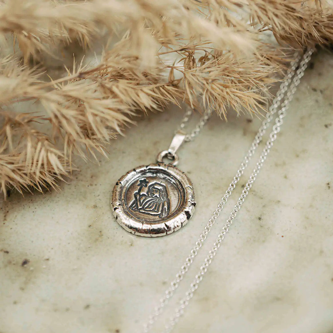 Kette mit Sternzeichen Jungfrau aus Sterling Silber 925. Der organische Sternzeichen Anhänger hat die Form einer Münz-Kette im rustikalen Wachssiegel-Look und hängt an einer zarten echt Silber Kette. 