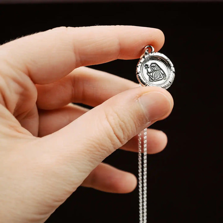 Kette mit Sternzeichen Jungfrau aus Sterling Silber 925. Der organische Sternzeichen Anhänger hat die Form einer Münz-Kette im rustikalen Wachssiegel-Look und hängt an einer zarten echt Silber Kette. 