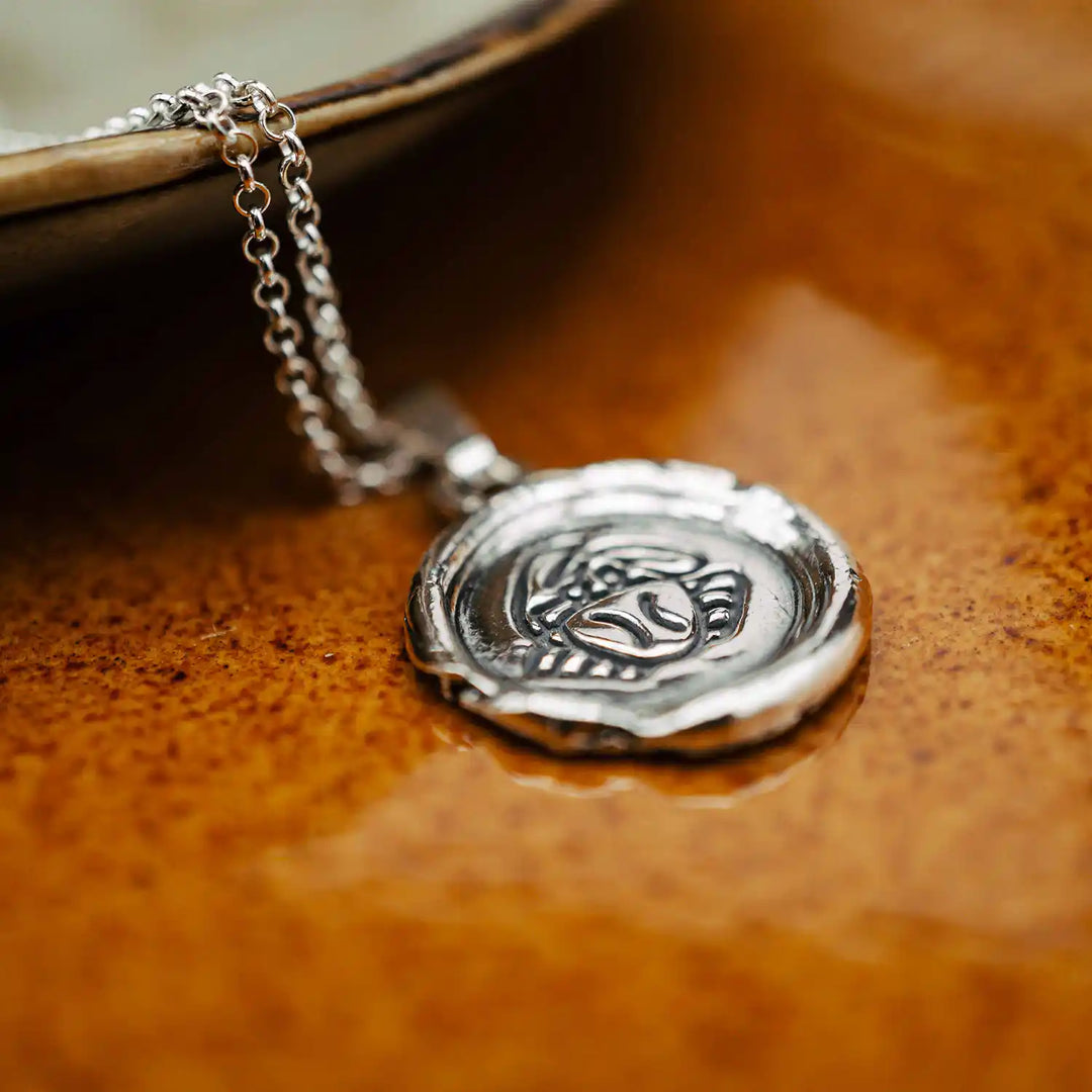 Kette mit Sternzeichen aus Sterling Silber 925. Der handgemachte Sternzeichen Anhänger hat die Form einer Münz-Kette im Wachssiegel-Look und hängt an einer zarten Echt Silber Kette. Ein besonderes Schmuck Geschenk für Frauen.