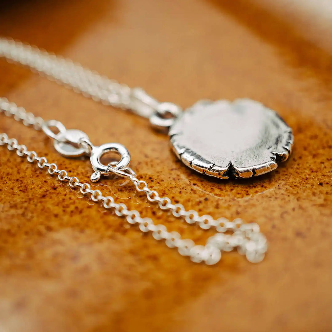 Kette mit Sternzeichen aus Sterling Silber 925. Der Sternzeichen Anhänger hat die Form einer Münz-Kette im Wachssiegel-Look und hängt an einer zarten Echt Silber Kette.