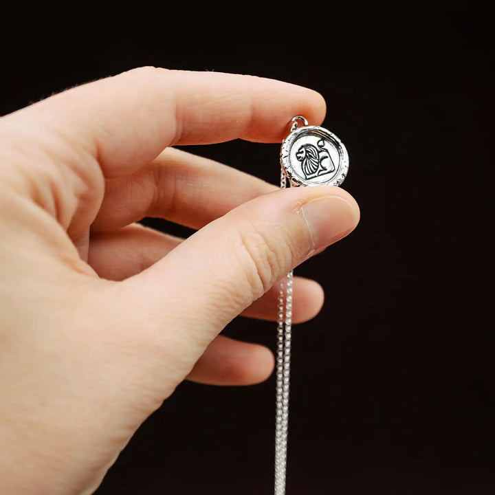 Kette mit Sternzeichen Löwe aus Sterling Silber 925. Der Sternzeichen Anhänger hat die Form einer Münz-Kette im Wachssiegel-Look und hängt an einer zarten Echt Silber Kette.