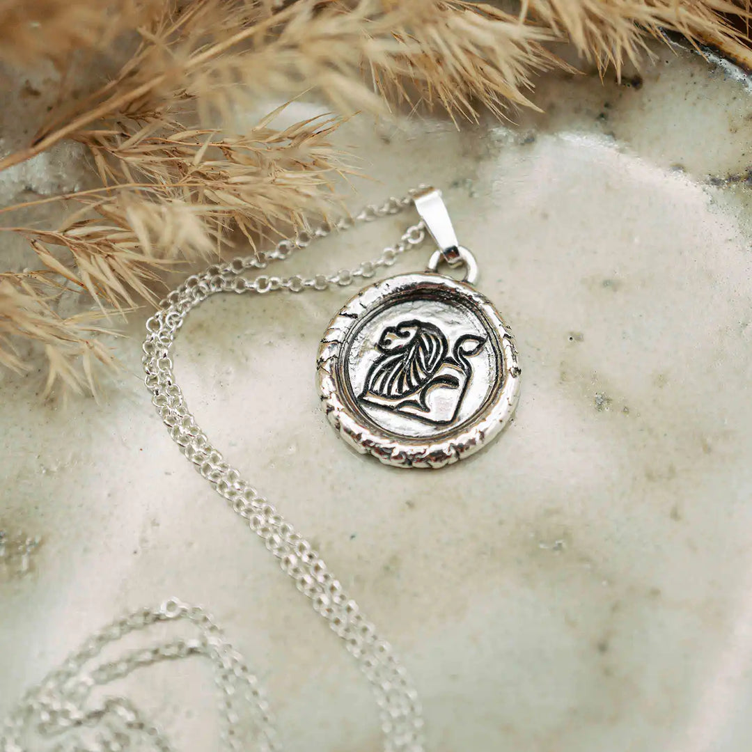 Kette mit Sternzeichen Löwe aus Sterling Silber 925. Der Sternzeichen Anhänger hat die Form einer Münz-Kette im Wachssiegel-Look und hängt an einer zarten Echt Silber Kette.