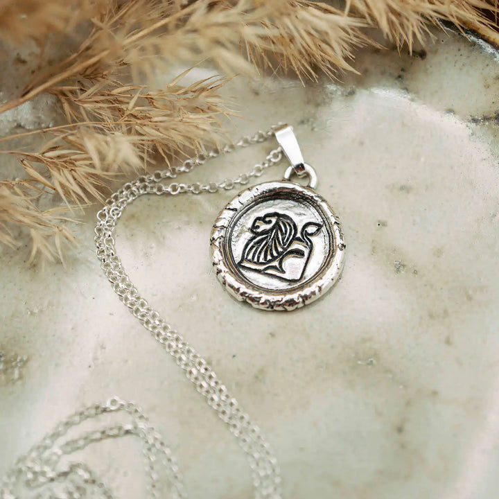 Kette mit Sternzeichen Löwe aus Sterling Silber 925. Der Sternzeichen Anhänger hat die Form einer Münz-Kette im Wachssiegel-Look und hängt an einer zarten Echt Silber Kette.