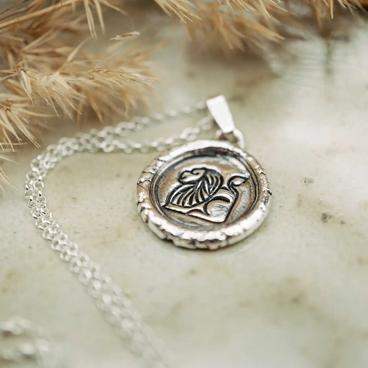Kette mit Sternzeichen Löwe aus Sterling Silber 925. Der Sternzeichen Anhänger hat die Form einer Münz-Kette im Wachssiegel-Look und hängt an einer zarten Echt Silber Kette.