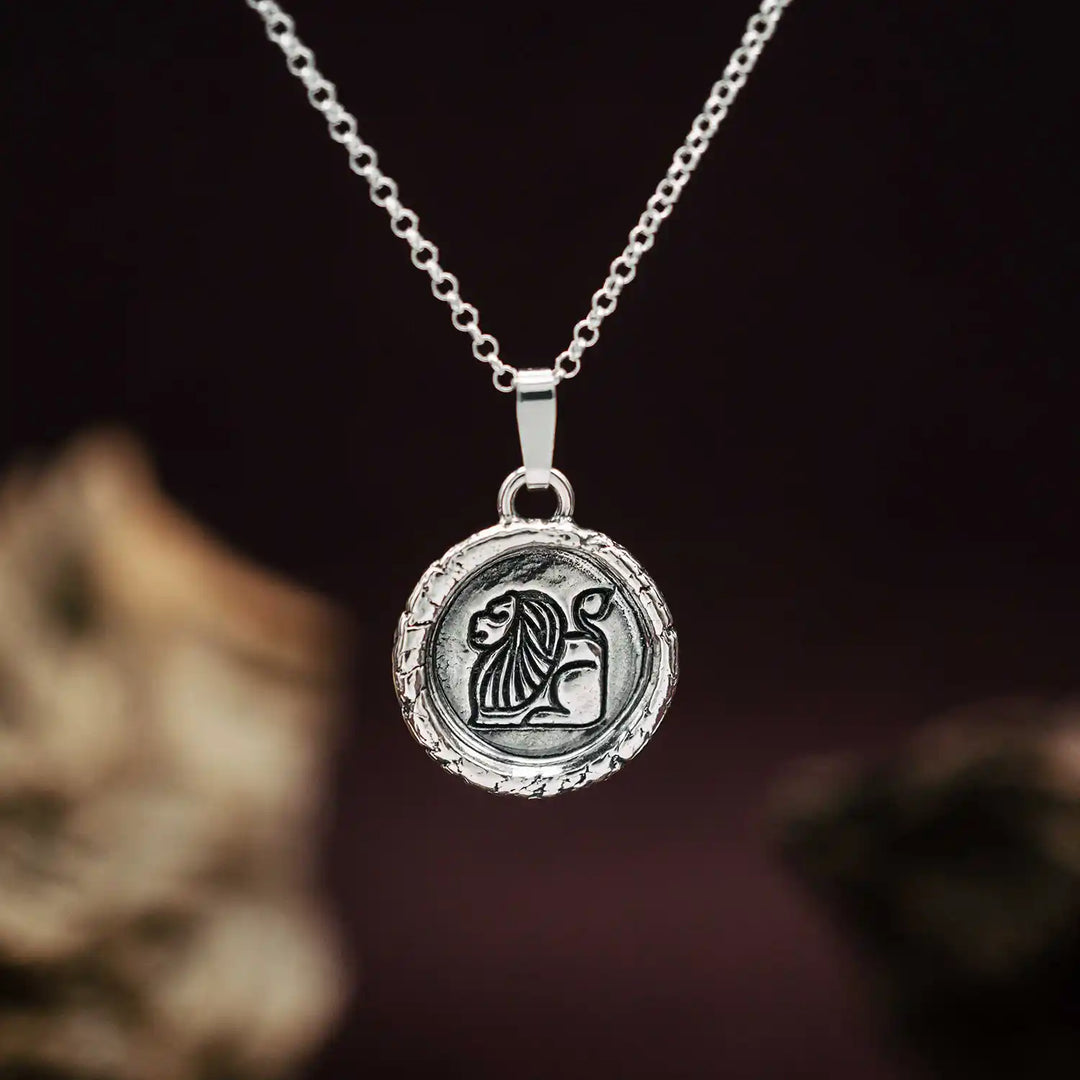Kette mit Sternzeichen Löwe aus Sterling Silber 925. Der Sternzeichen Anhänger hat die Form einer Münz-Kette im Wachssiegel-Look und hängt an einer zarten Echt Silber Kette.