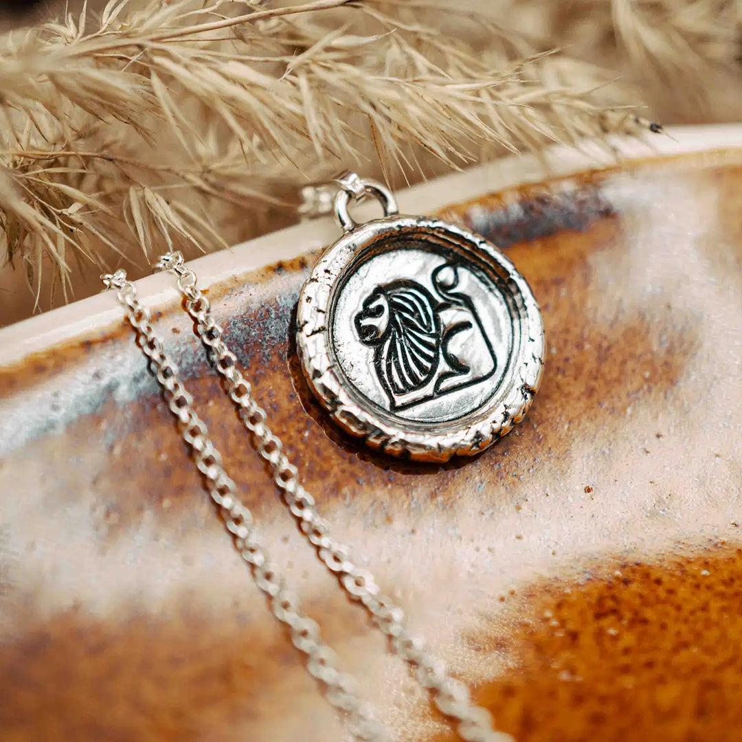 Kette mit Sternzeichen Löwe aus Sterling Silber 925. Der Sternzeichen Anhänger hat die Form einer Münz-Kette im Wachssiegel-Look und hängt an einer zarten Echt Silber Kette.