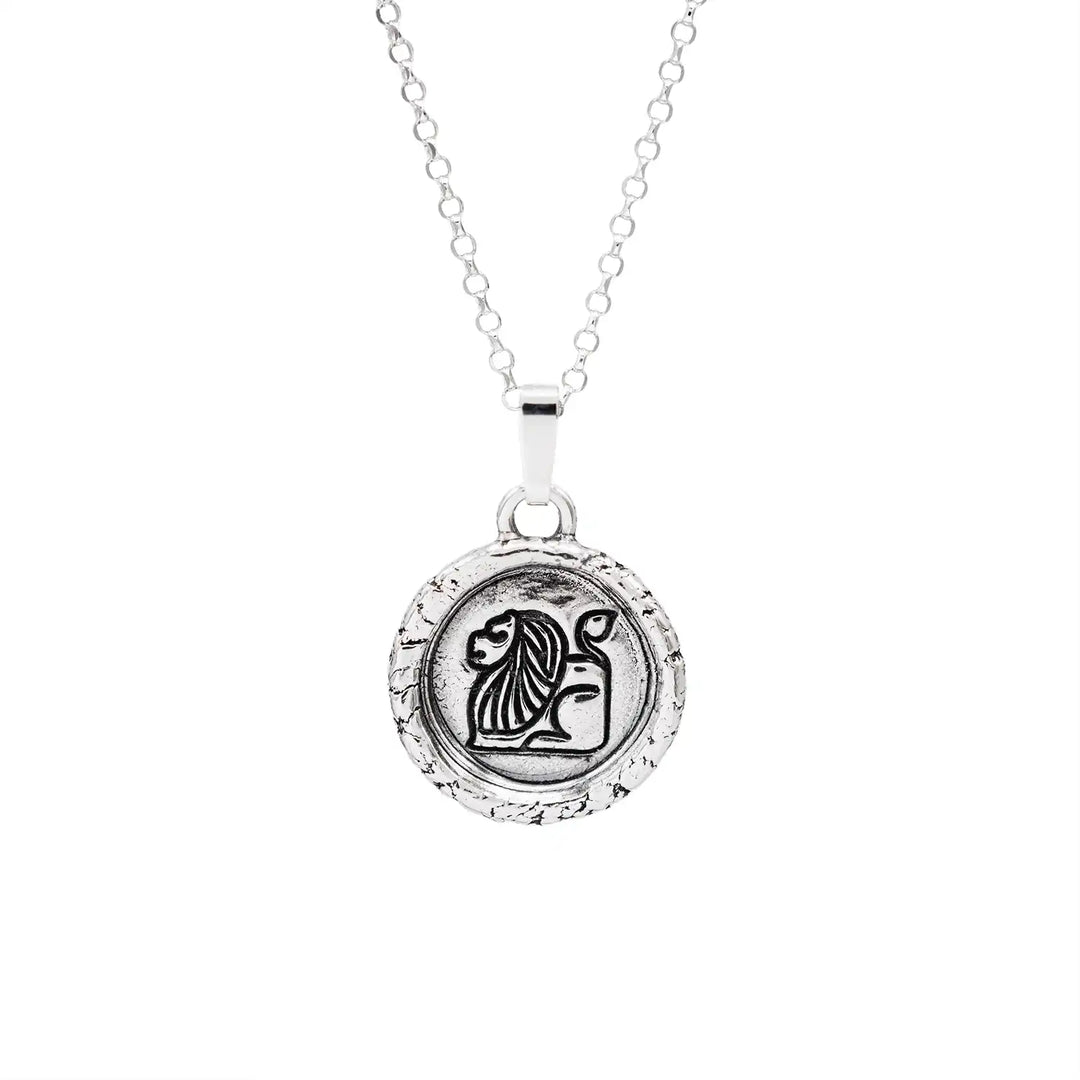 Kette mit Sternzeichen Löwe aus Sterling Silber 925. Der Sternzeichen Anhänger hat die Form einer Münz-Kette im Wachssiegel-Look und hängt an einer zarten Echt Silber Kette.