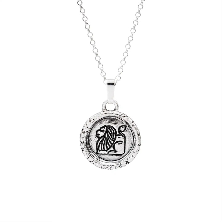 Kette mit Sternzeichen Löwe aus Sterling Silber 925. Der Sternzeichen Anhänger hat die Form einer Münz-Kette im Wachssiegel-Look und hängt an einer zarten Echt Silber Kette.