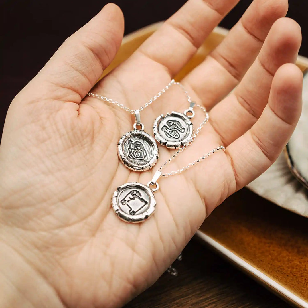 Ketten mit Sternzeichen aus Sterling Silber 925. Der Sternzeichen Anhänger hat die Form einer Münz-Kette im Wachssiegel-Look und hängt an einer zarten Echt Silber Kette.