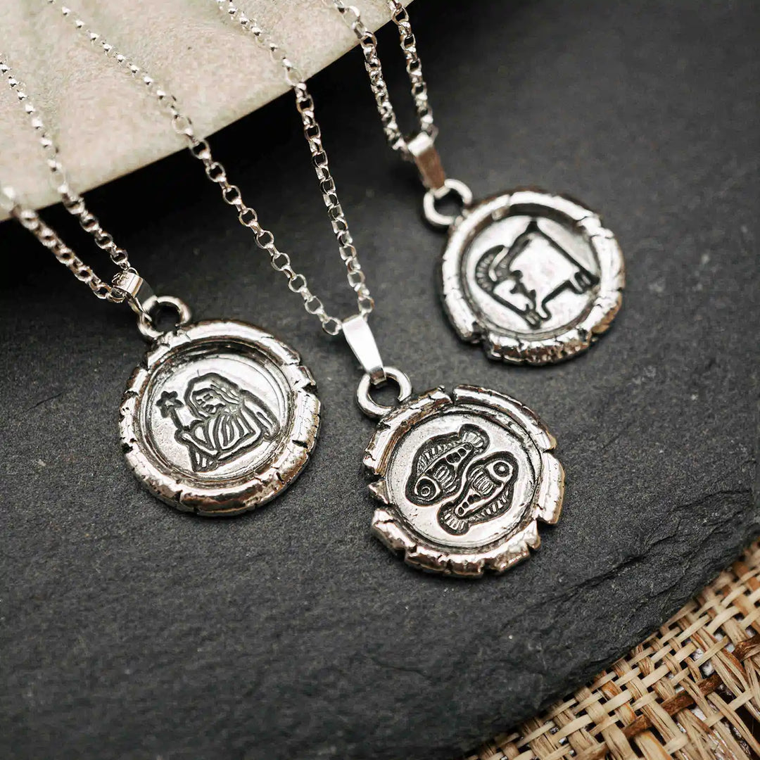 Kette mit Sternzeichen aus Sterling Silber 925. Der handgemachte Sternzeichen Anhänger hat die Form einer Münz-Kette im Wachssiegel-Look und hängt an einer zarten Echt Silber Kette. Ein besonderes Schmuck Geschenk für Frauen.