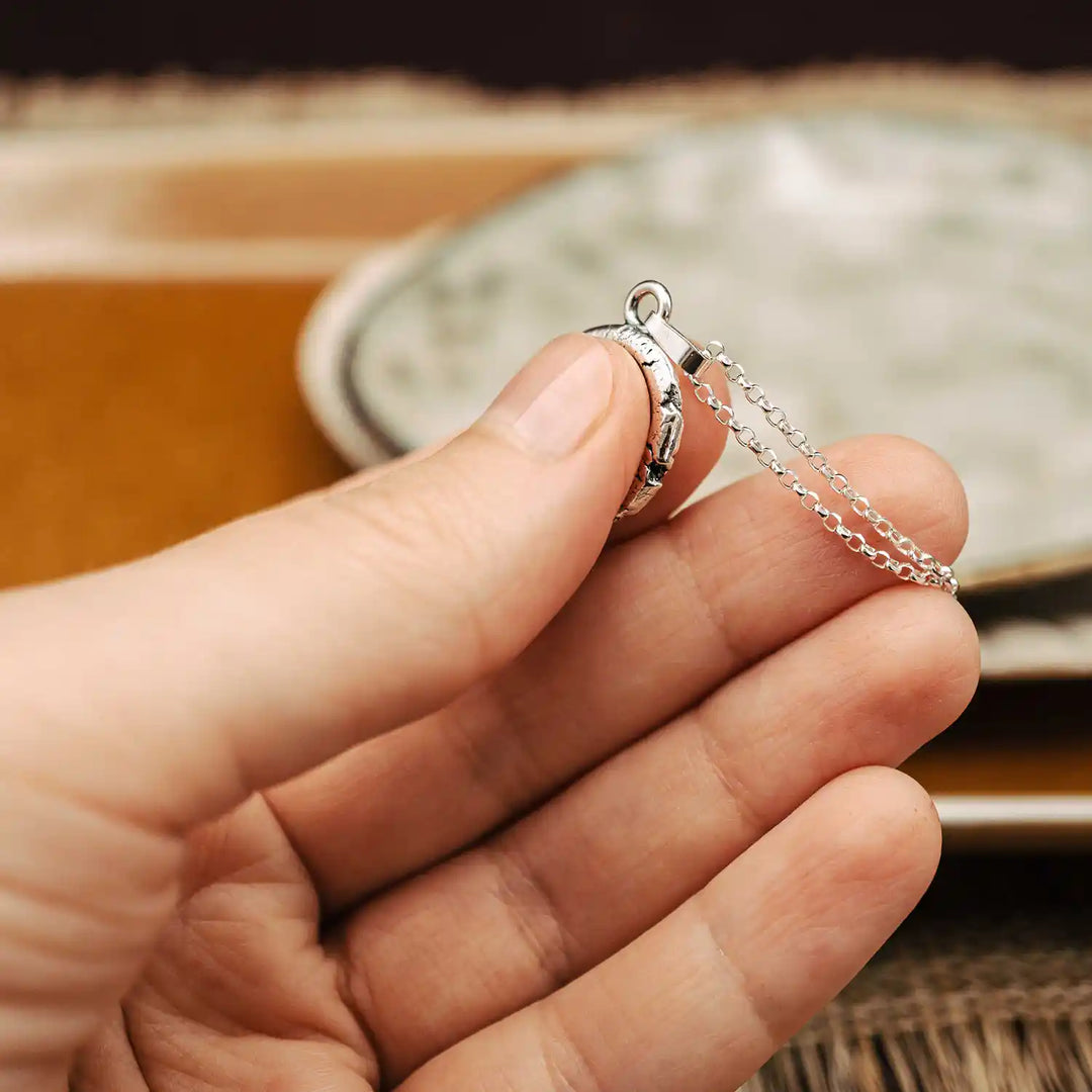 Kette mit Sternzeichen aus Sterling Silber 925. Der Sternzeichen Anhänger hat die Form einer Münz-Kette im Wachssiegel-Look und hängt an einer zarten Echt Silber Kette.