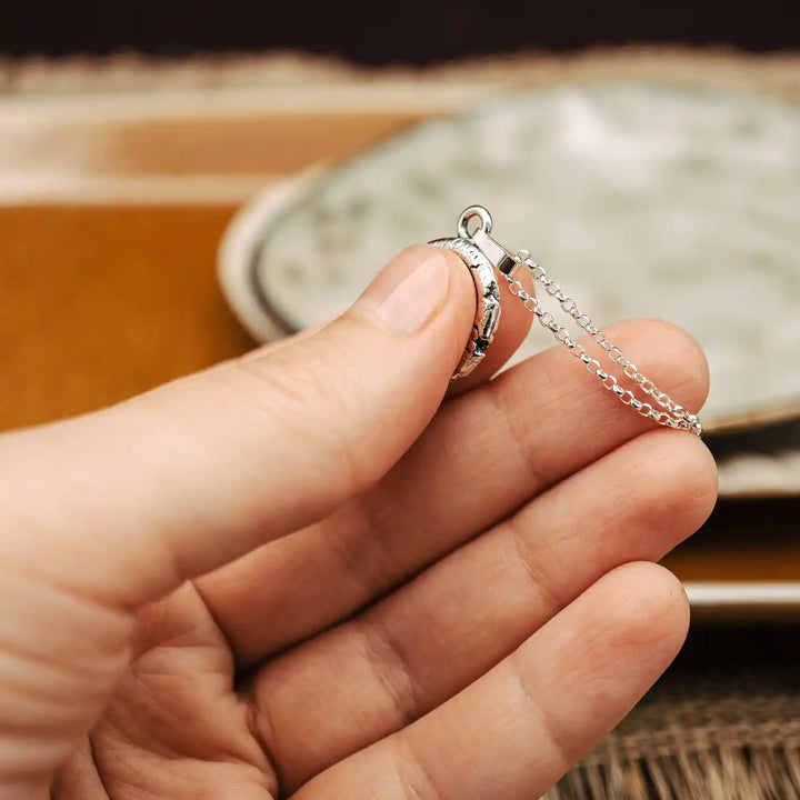 Kette mit Sternzeichen aus Sterling Silber 925. Der Sternzeichen Anhänger hat die Form einer Münz-Kette im Wachssiegel-Look und hängt an einer zarten Echt Silber Kette.