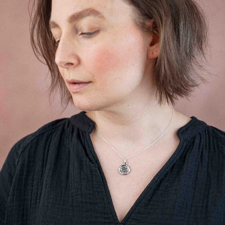 Kette mit Sternzeichen aus Sterling Silber 925. Der Sternzeichen Anhänger hat die Form einer Münz-Kette im Wachssiegel-Look und hängt an einer zarten Echt Silber Kette.