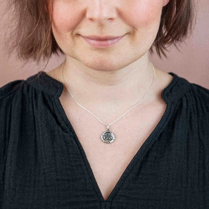 Kette mit Sternzeichen aus Sterling Silber 925. Der Sternzeichen Anhänger hat die Form einer Münz-Kette im Wachssiegel-Look und hängt an einer zarten Echt Silber Kette.