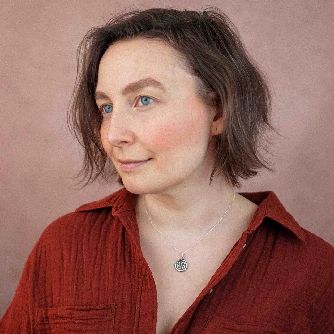 Kette mit Sternzeichen aus Sterling Silber 925. Der Sternzeichen Anhänger hat die Form einer Münz-Kette im Wachssiegel-Look und hängt an einer zarten Echt Silber Kette.