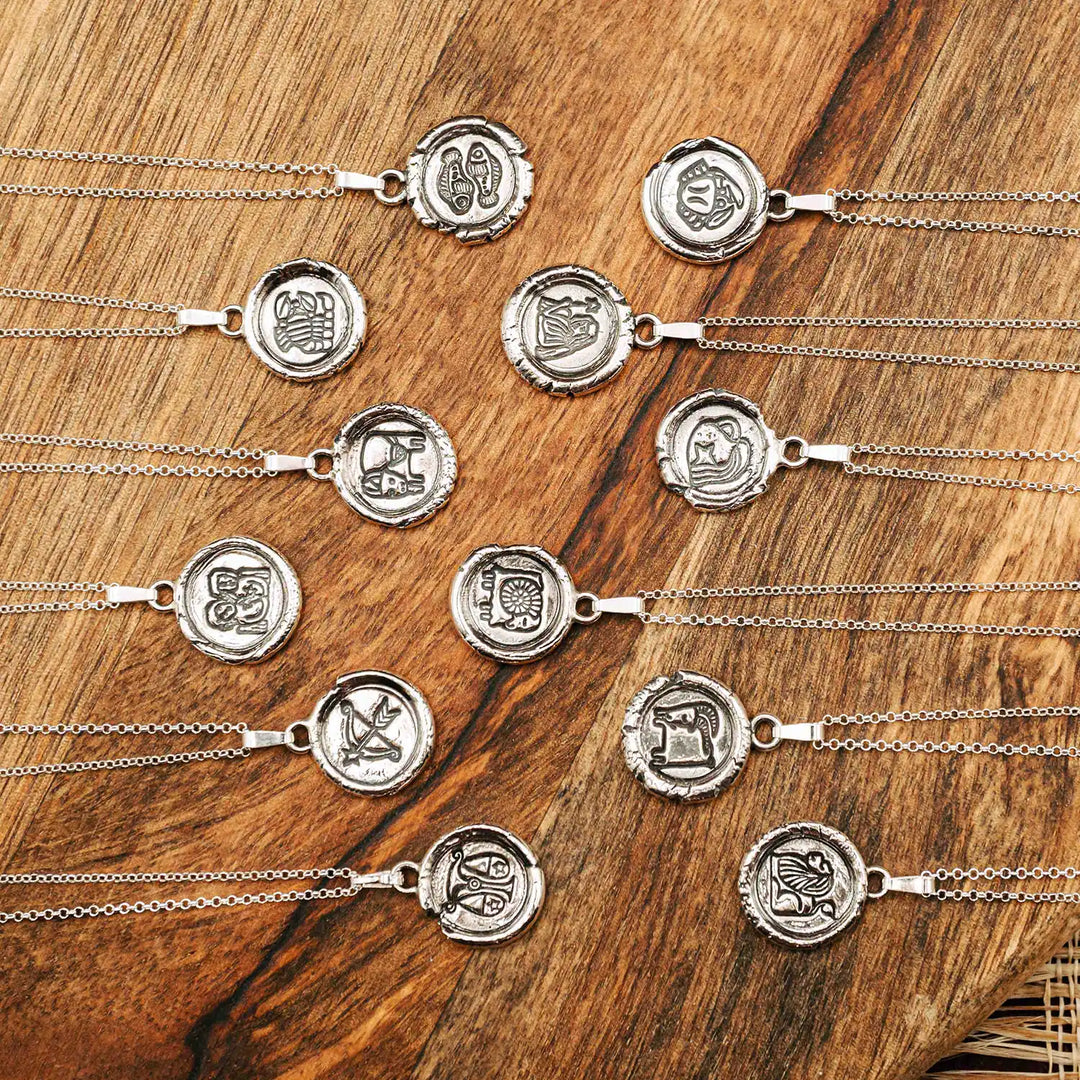 Kette mit Sternzeichen aus Sterling Silber 925. Der handgemachte Sternzeichen Anhänger hat die Form einer Münz-Kette im Wachssiegel-Look und hängt an einer zarten Echt Silber Kette. Ein besonderes Schmuck Geschenk für Frauen.